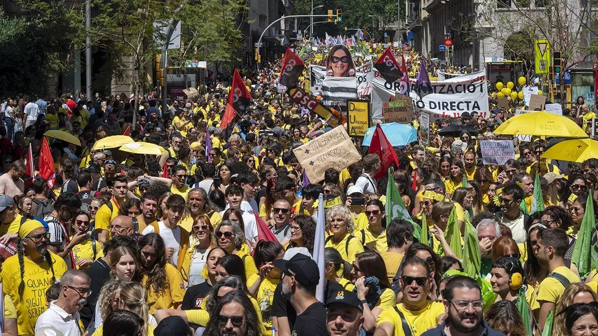 Miles de profesores protestan en Barcelona en la primera de las 13 jornadas de huelga previstas