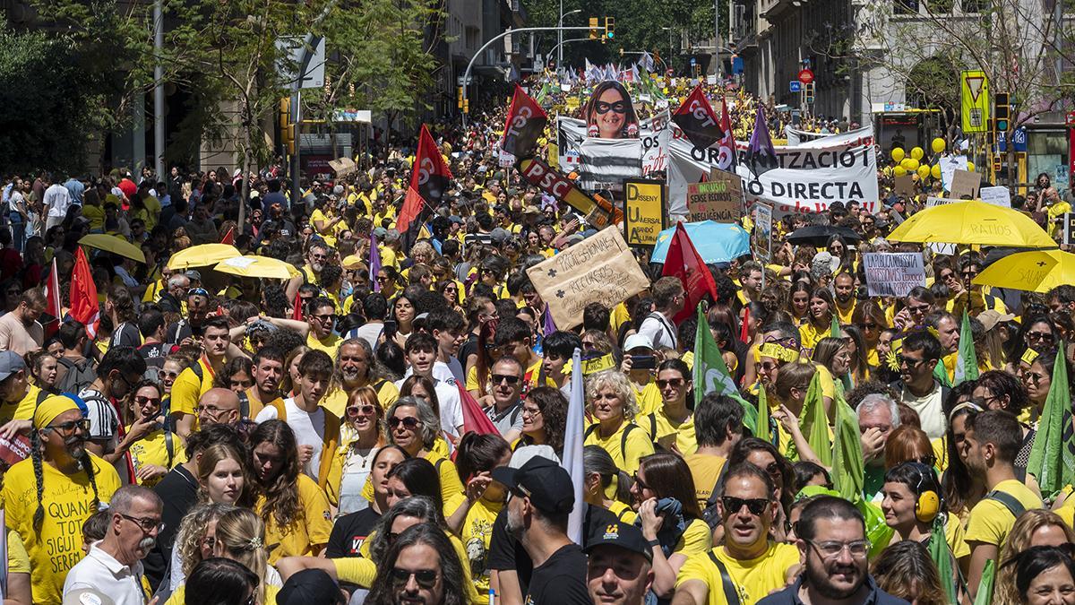 Manifestación de profesores en huelga por el centro de Barcelona