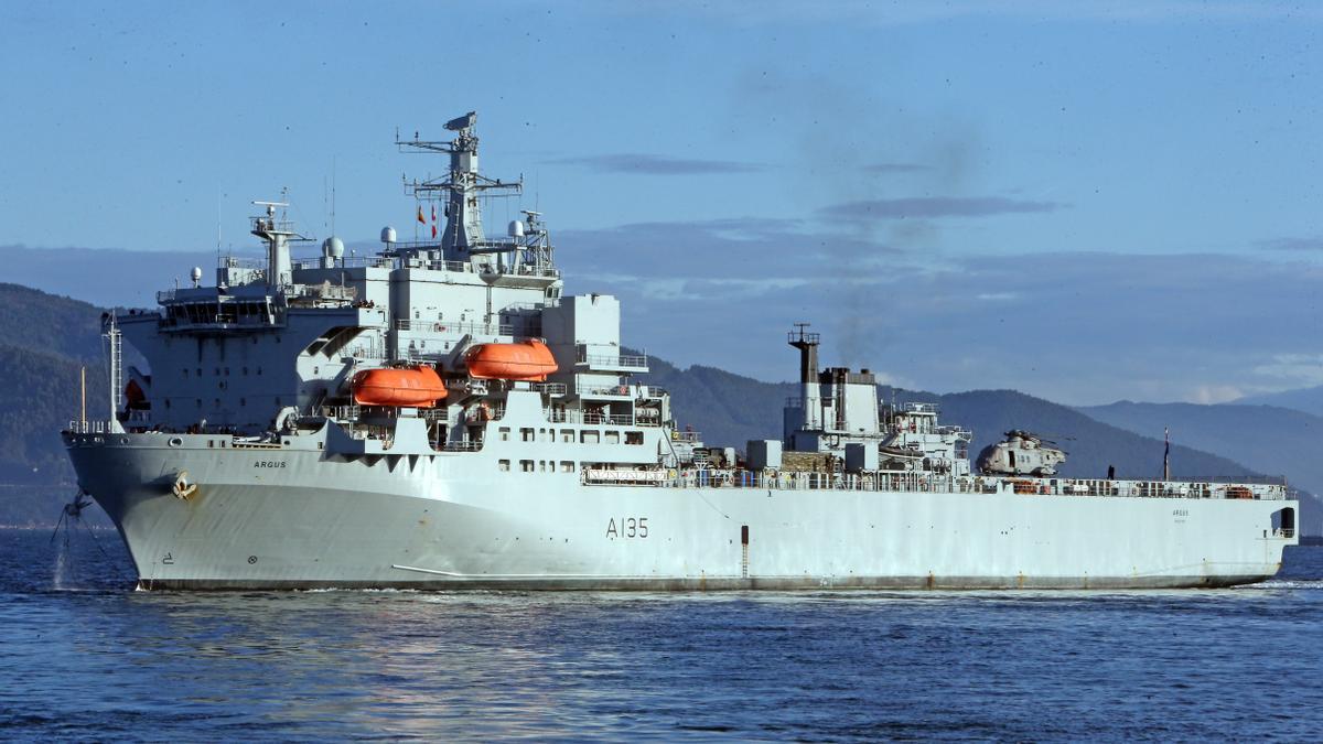 El R.F.A. Argus partiendo del puerto de Vigo, esta mañana.