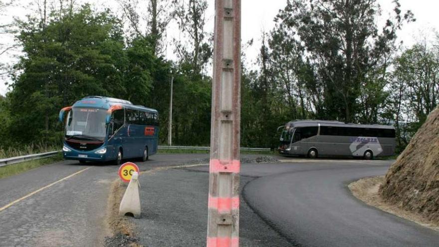 Imagen de autobuses circulando por la vía, con un poste en su parte central. // Bernabé/Víctor Espiño