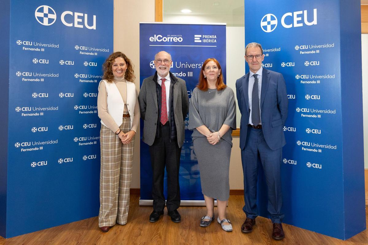 Fotografía de familia de los expertos y participantes de la mesa de redacción de la CEU Universidad Fernando III y El Correo de Andalucía.
