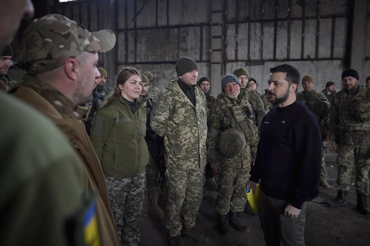 Zelenski visita a las tropas que defienden Bajmut