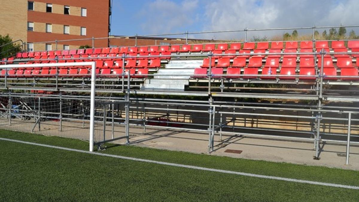 Las nuevas gradas del estadio municipal de Montigalà permitirán al CF Badalona jugar en la ciudad.