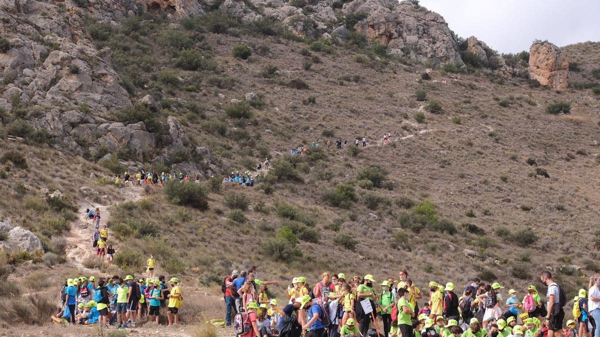 Los 300 escolares subiendo al monte Bolón de Elda.