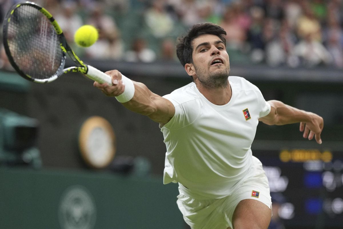 Spains Carlos Alcaraz returns to Russias Andrey Rublev during a fourth round mens singles match at the Wimbledon Tennis Championships in London, Sunday, July 6, 2025. (AP Photo/Alastair Grant). EDITORIAL USE ONLY/ONLY ITALY AND SPAIN