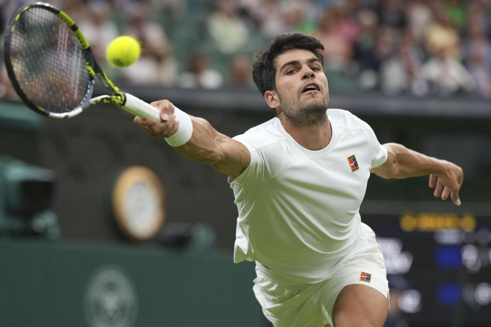 Spain's Carlos Alcaraz returns to Russia's Andrey Rublev during a fourth round men's singles match at the Wimbledon Tennis Championships in London, Sunday, July 6, 2025. (AP Photo/Alastair Grant). EDITORIAL USE ONLY/ONLY ITALY AND SPAIN