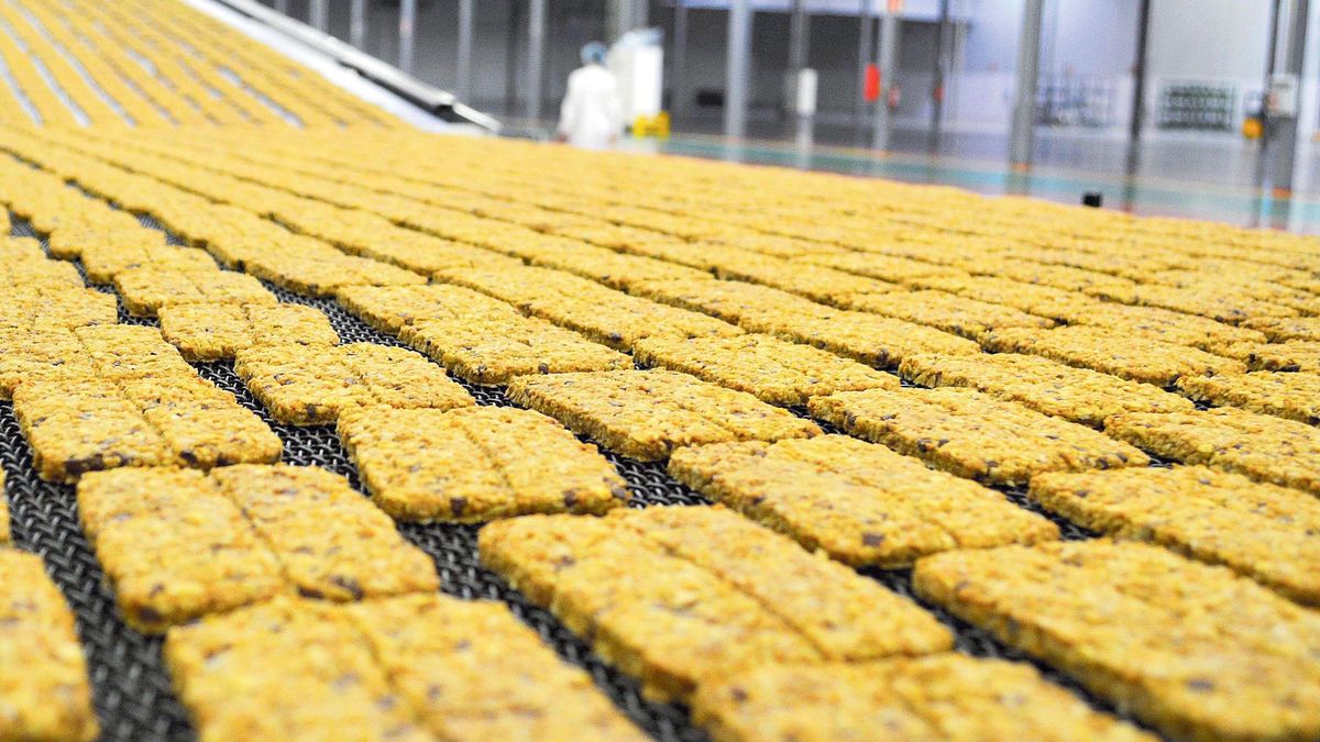 Una línea de producción de galletas en la fábrica palentina de Gullón.