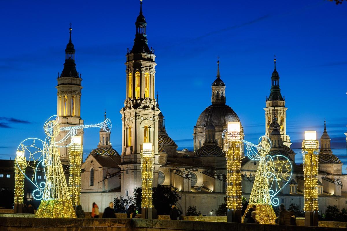 Iluminación en la plaza del Pilar.