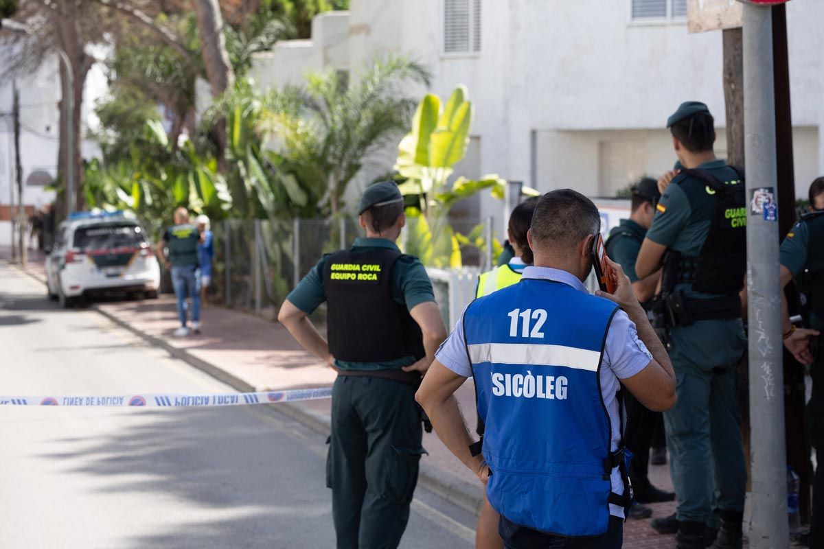 El despliegue policial por el hombre atrincherado en su piso en Ibiza, en imágenes