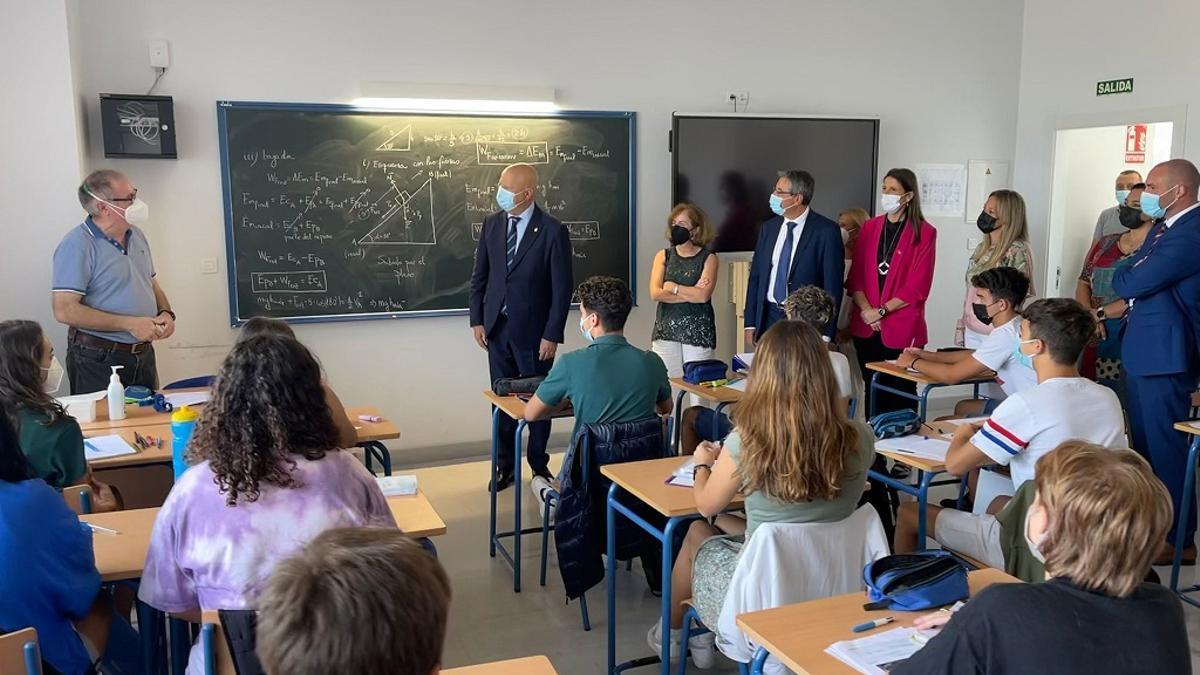 Javier Imbroda visita un aula junto al alcalde de Rincón, Francisco Salado, y la delegada de Educación, Mercedes García Paine.