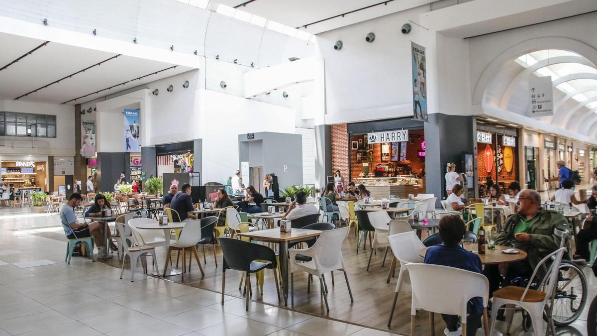 Interior del Centro Comercial Ruta de la Plata.