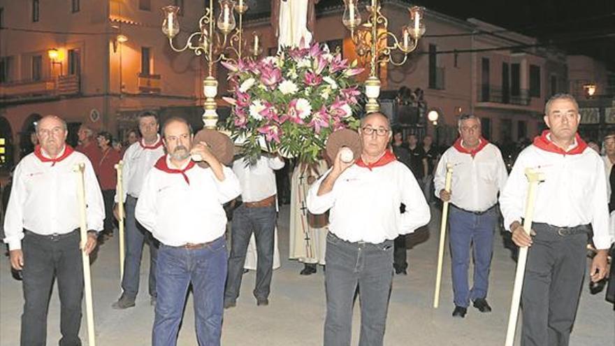 Moncofa muestra su fervor por el patrón en una solemne procesión