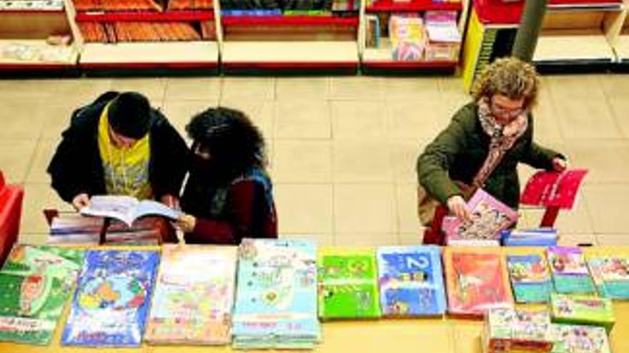 Educación asegura que los becarios no adelantarán el pago de los libros