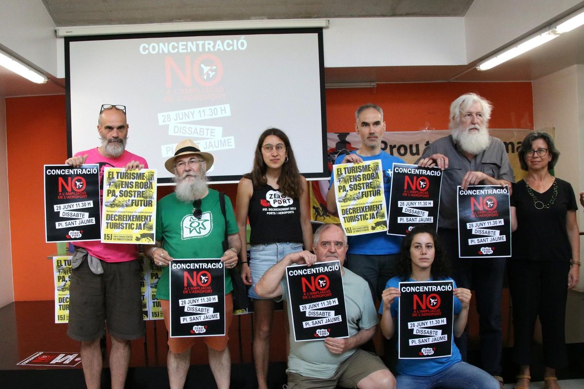 Los activistas de Zeroport, durante la rueda de prensa de este jueves.