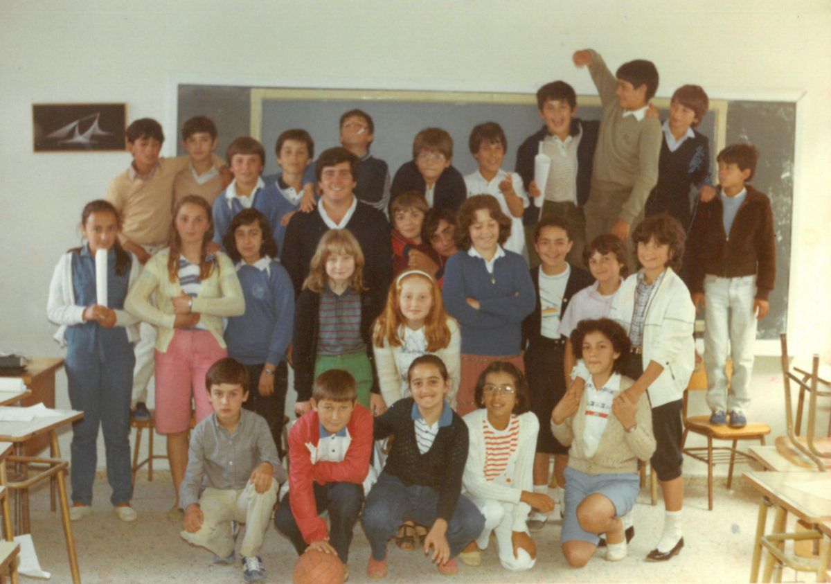 Viaño con sus alumnos del colegio de Malpica en 1984