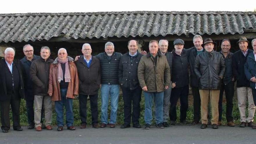 Os exalumnos do Instituto Laboral diante dos poucos pendellos da feira da Gouxa. // D.G.A.