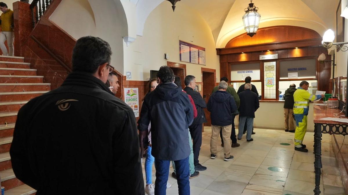 Colas en el Ayuntamiento de Badajoz para presentar recursos contra la tasa de basura.