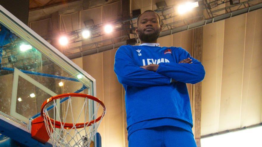 Atoumane Diagne, en el Palacio de los Deportes de Riazor. |  // CASTELEIRO/ROLLER AGENCIA