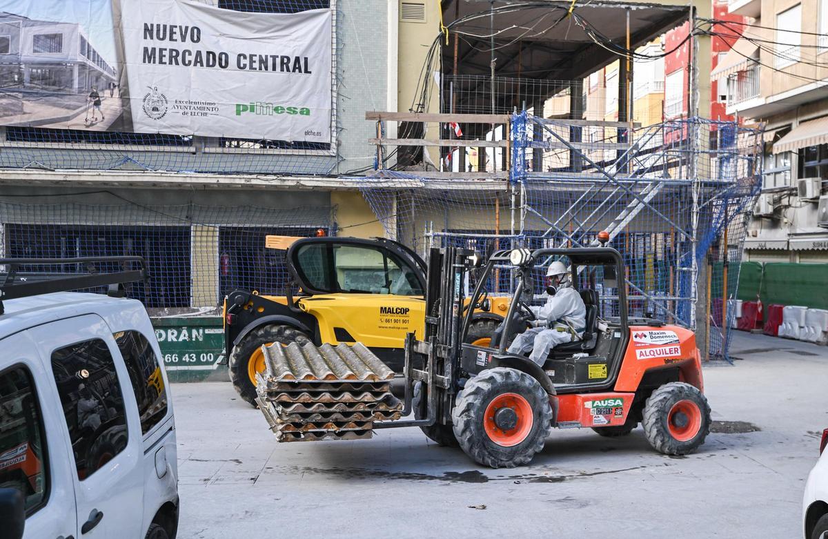 Operarios especializados trabajan en la retirada de amianto del Mercado Central de Elche Operarios especializados trabajan en la retirada de amianto del Mercado Central de Elche
