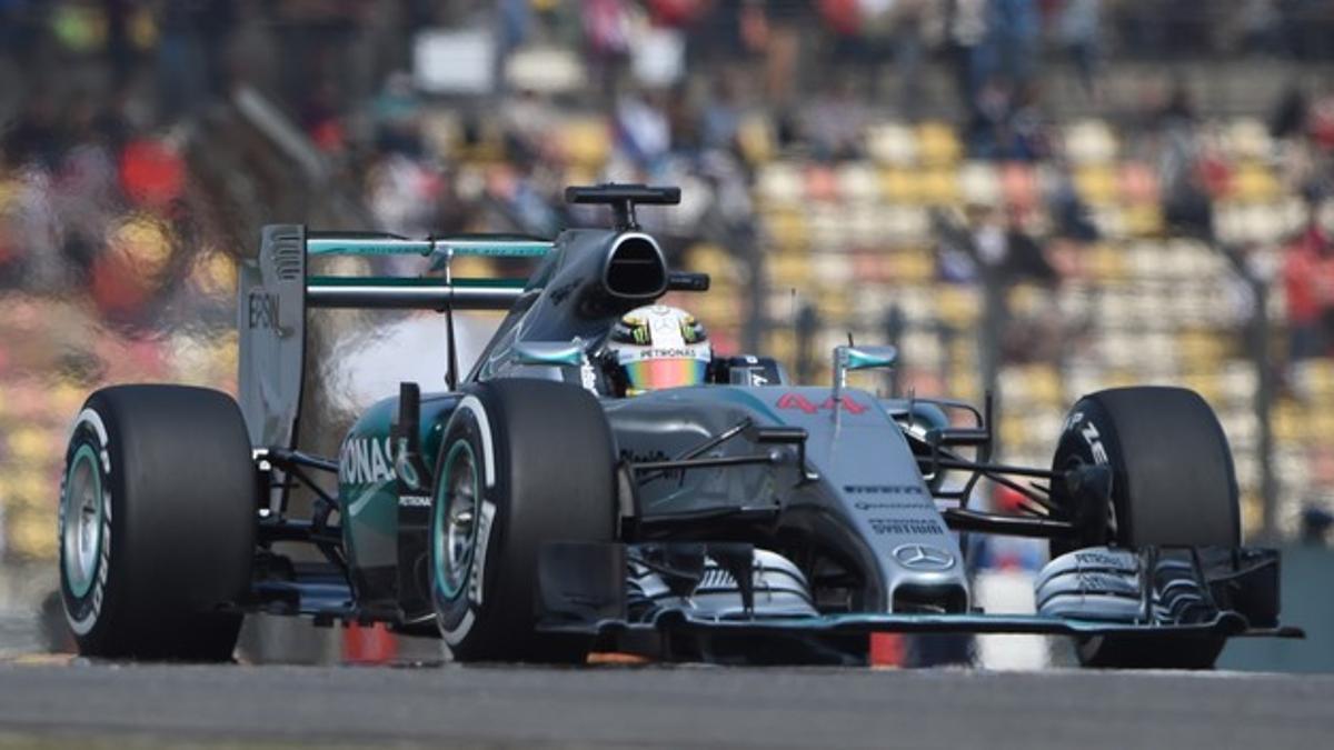 Hamilton durante la sesión de clasificación en el Gran Premio de China