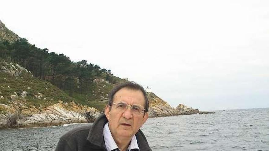 El científico Ángel Guerra, durante una reciente salida al mar.