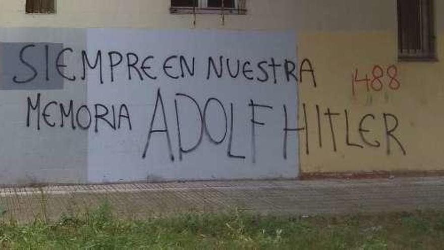 Pintadas a favor de Hitler en El Polígono