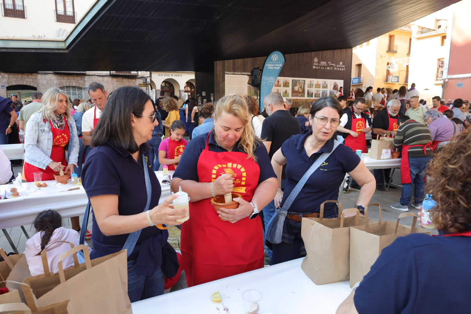 FOTOGALERÍA I Las imágenes de la Nit de la Xulla y del encuentro de elaboración de allioli de las fiestas de Vila-real