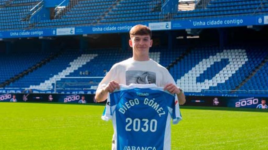 Diego Gómez posa en Riazor con la camiseta que conmemora su renovación hasta el 2030.