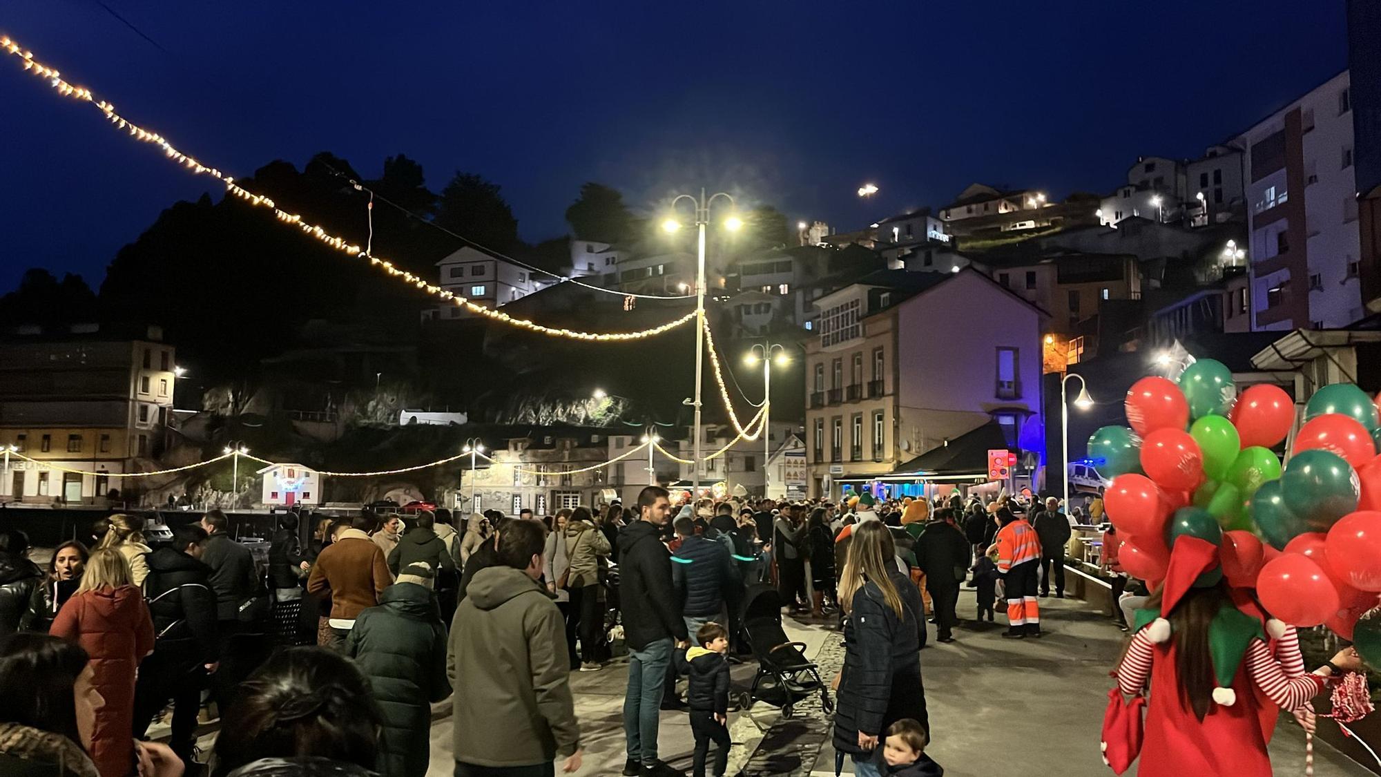 En imágenes: El espectacular desfile de Papá Noel por las calles de Luarca
