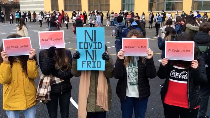 Los alumnos de Laviana salen a la calle para protestar por el frío en las aulas