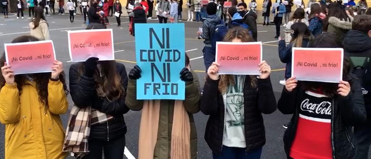 Los alumnos de Laviana salen a la calle en protesta contra el frío en las aulas