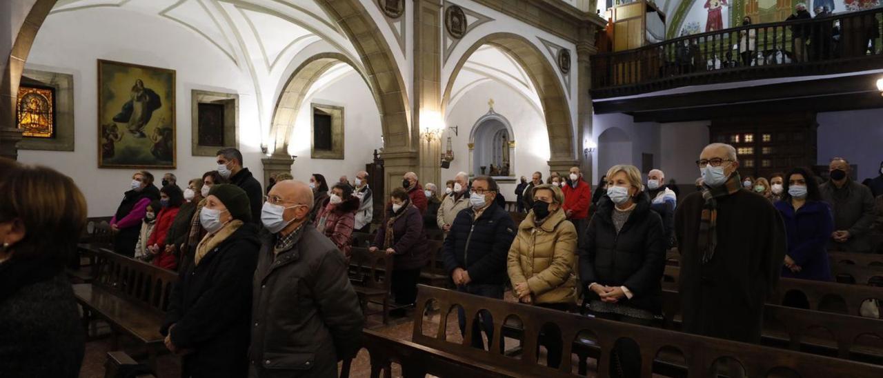 Asistentes a la misa celebrada ayer en la iglesia de San Félix de Candás. | Luisma Murias