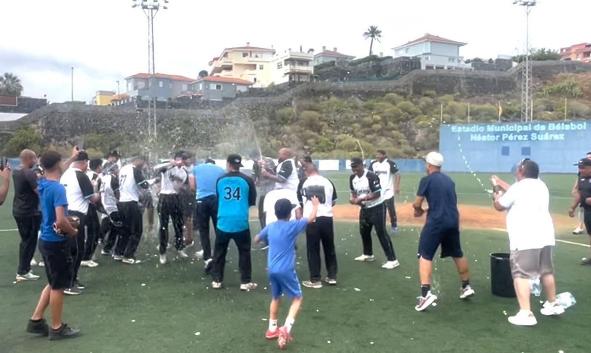 La plantilla del Tenerife Marlins celebra el campeonato liguero tras vencer al Sant Boi.