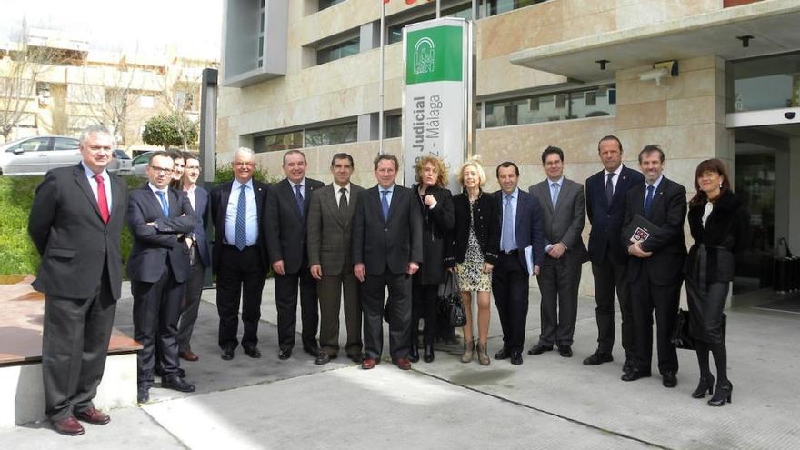 Los representantes políticos, delante de la sede judicial de Vélez.