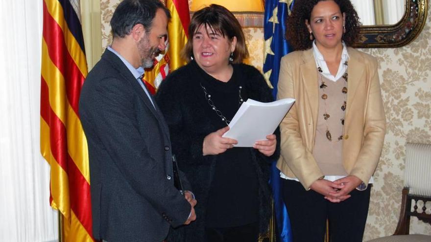 Biel Barceló, Xelo Huertas y Catalina Cladera, ayer en el Parlament.