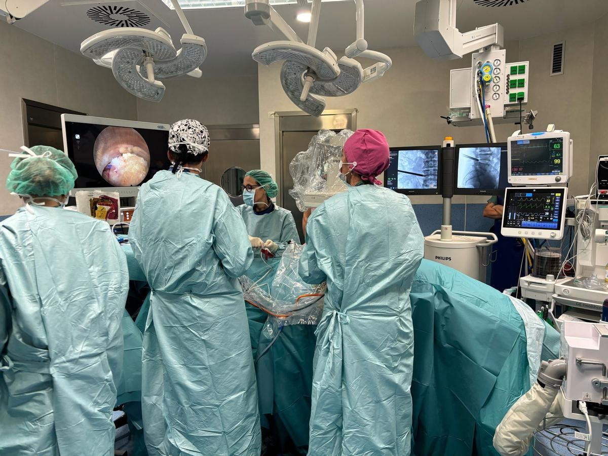 Profesionales sanitarios en el transcurso de una intervención traumatológica.