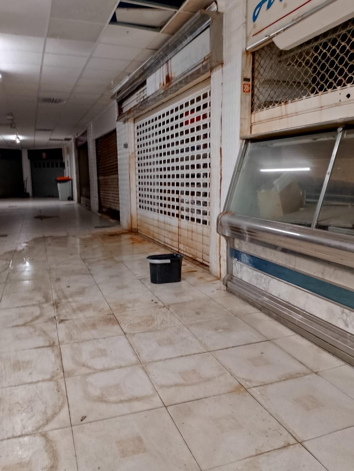 Los locales del mercado están casi todos cerrados desde hace tiempo.