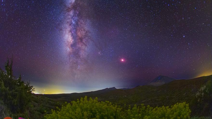 La luna de sangre se oscurece en Canarias por una atmósfera enrarecida