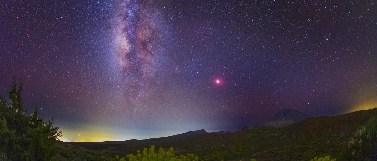 El eclipse de luna visto desde el Parque Nacional del Teide. En la imagen se puede ver la vía láctea y la contaminación lumínica del sur de Tenerife.