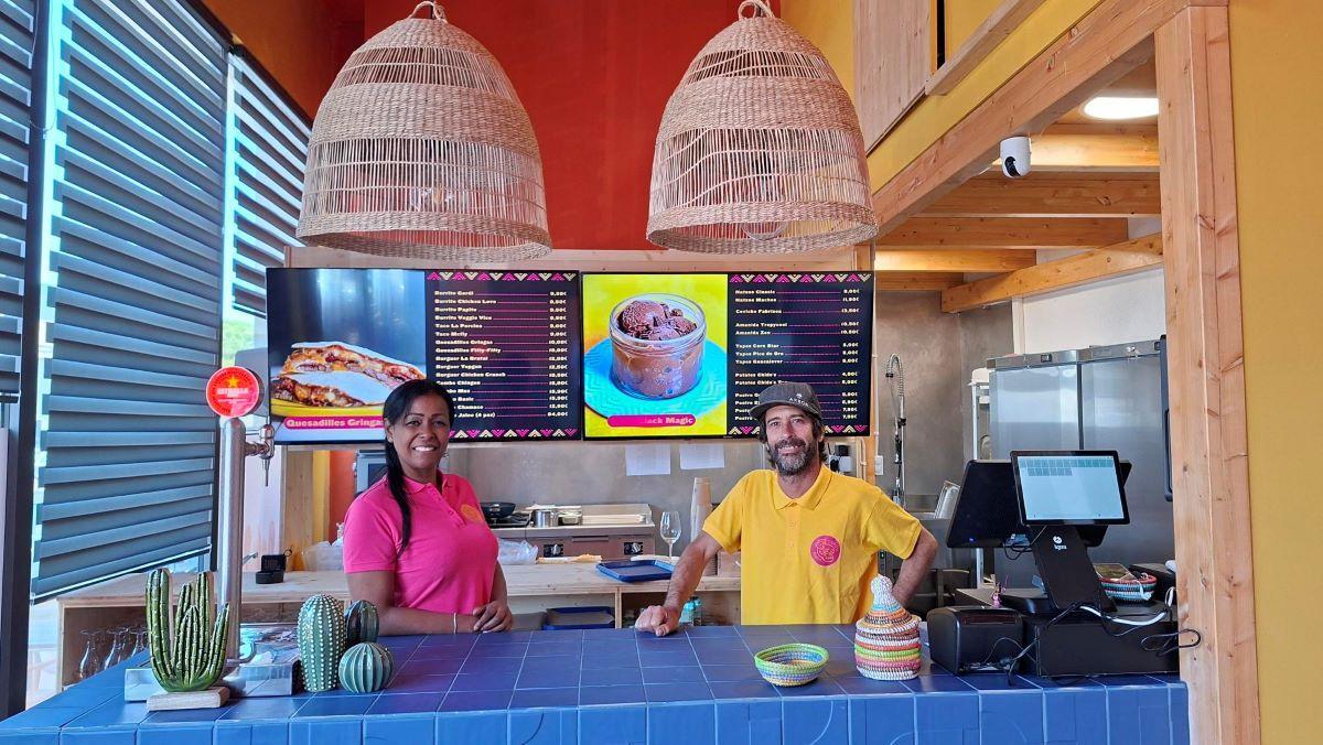 A la dreta, Fabrice Cesar, el xef del restaurant Chido's Fusión de l'Escala.