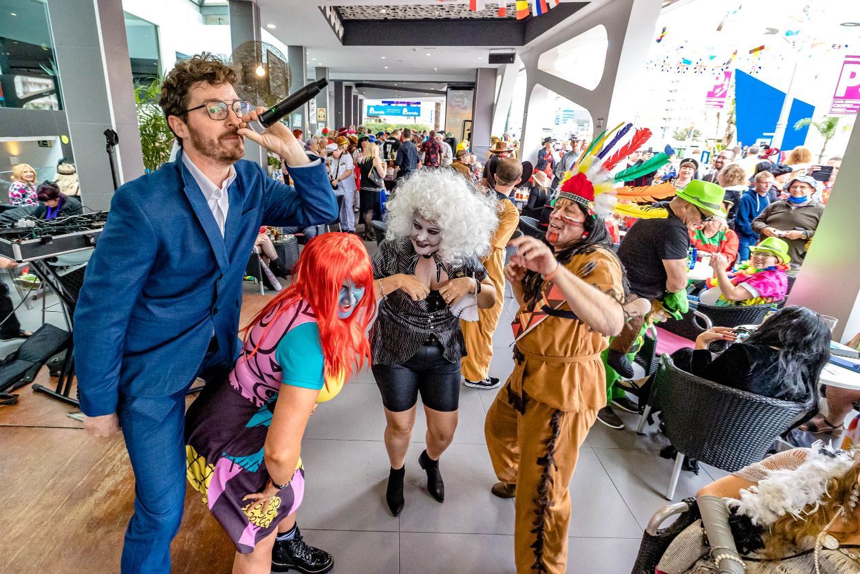 Los británicos desafían a la lluvia y celebran su "Fancy Dress Party" en Benidorm