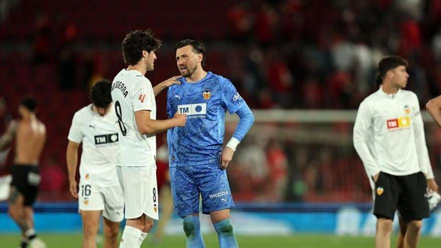 El Valencia CF mantiene a raya el descenso