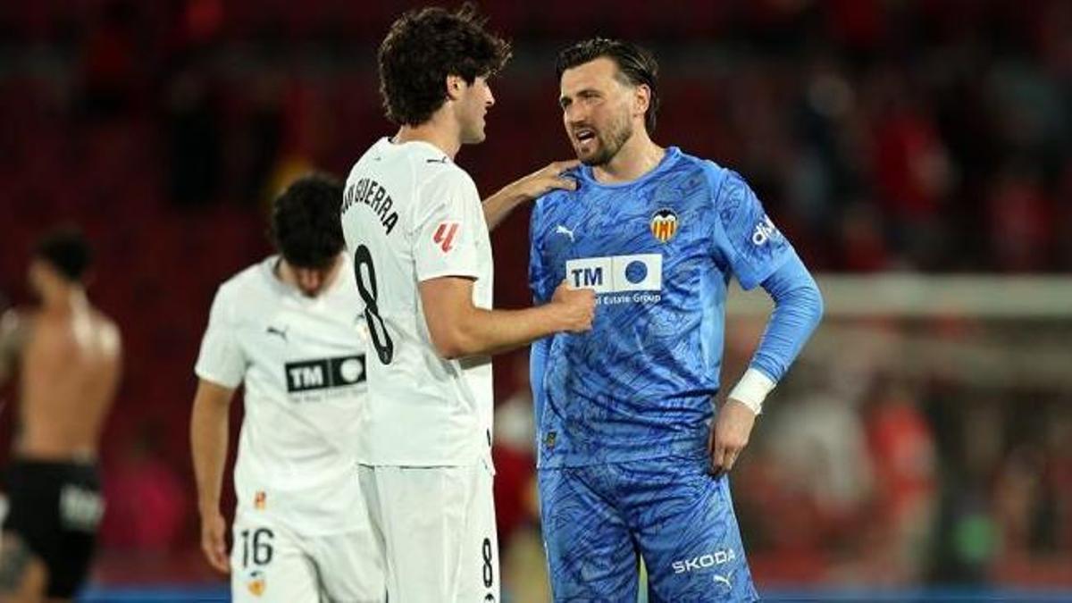 Javi Guerra y Dimitrievski, los dos hombres que hicieron que el Valencia saliese con vida de Palma