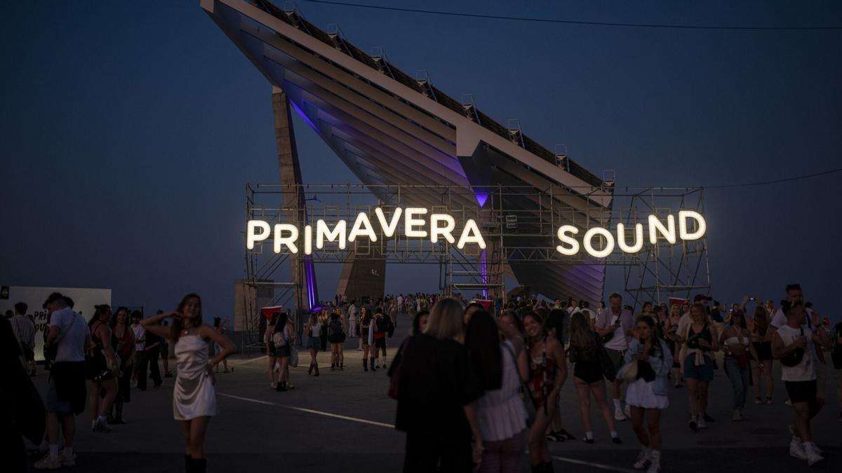 Decenas de personas durante el Primavera Sound, en el Parc del Fòrum, a 5 de junio de 2025, en Barcelona, Catalunya (España).