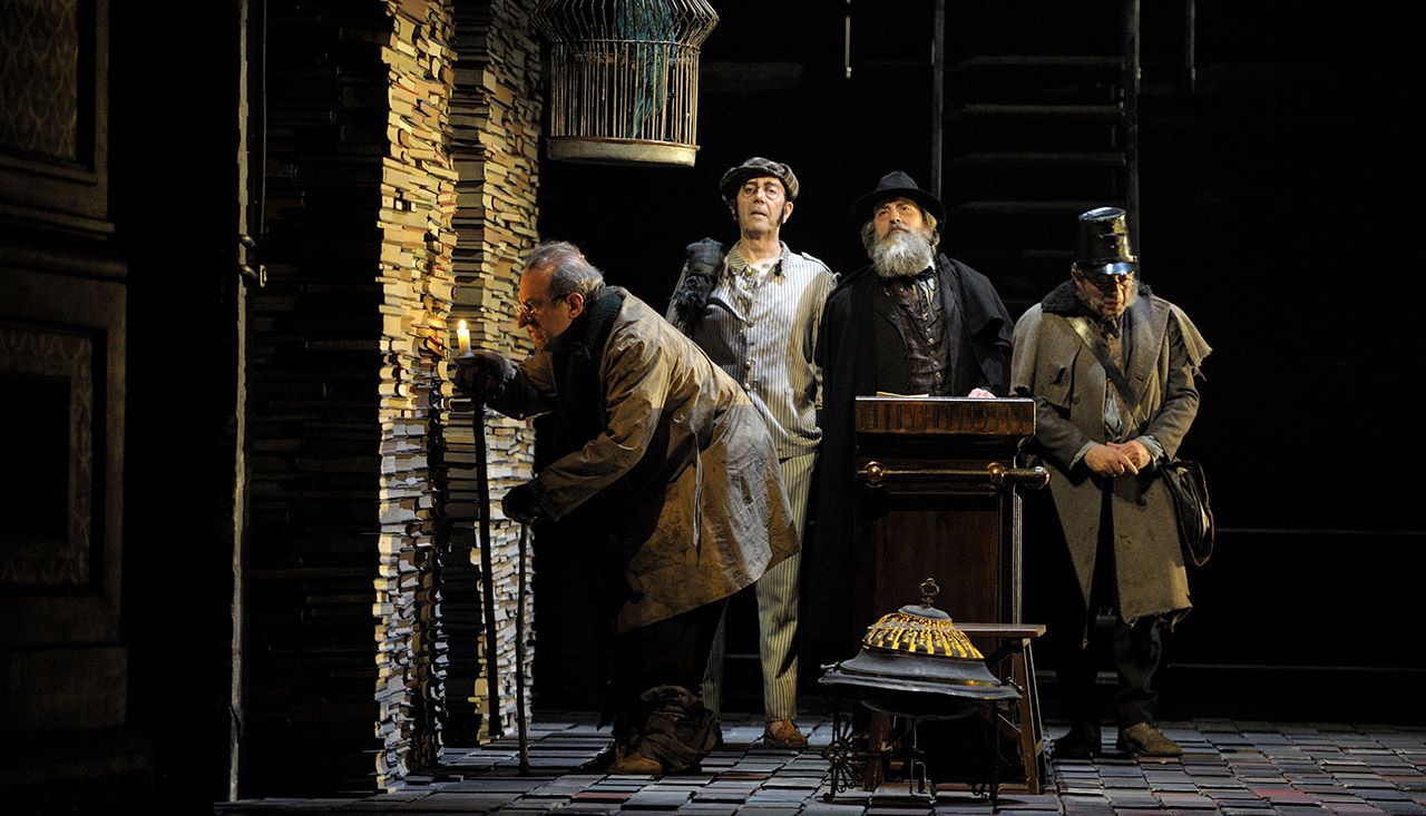 Representación de “Luces de bohemia” por el Centro Dramático Nacional, con el actor gallego José Ángel Egido (izda.)