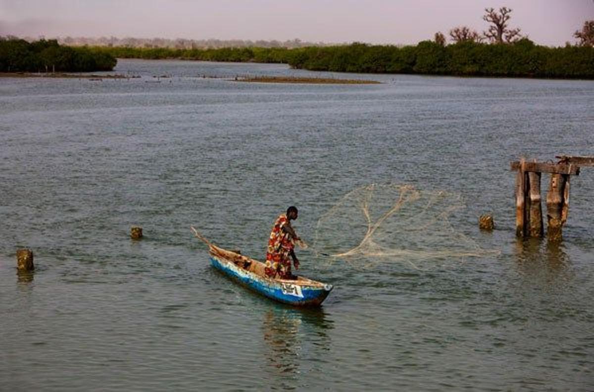Pescador en la isla de  Fadiouth, en Senegal.
