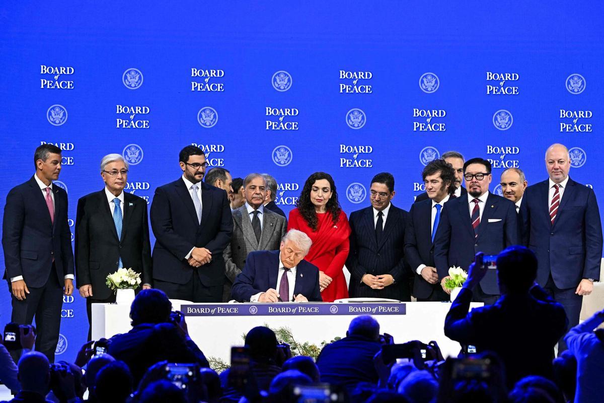 Davos, Suiza, 22 de enero de 2026.- El presidente de Paraguay, Santiago Pena, el primer ministro de Pakistán, Shehbaz Sharif, el presidente de Kosovo, Vjosa Osmani, el ministro de Exteriores de Marruecos, Nasser Bourita, el presidente de Argentina, Javier Milei, el presidente de Armenia, Nikol Pashinyan, el ex primer ministro de Bulgaria, Rosen Zhelyazkov, el ministro de Exteriores de Turquía, Hakan Fidan y el presidente de Estados Unidos, Donald Trump, posan para la firma del "Consejo de Paz" en el Foro Económico Mundial de Davos