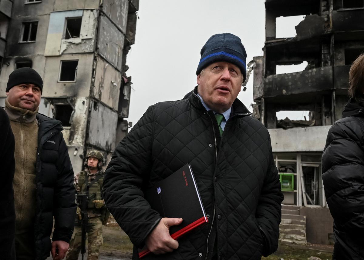 El presidente ucraniano Volodymyr Zelensky da la bienvenida al ex primer ministro británico Boris Johnson para una reunión en Kyiv, Ucrania, el 22 de enero de 2022 en medio de la invasión rusa.