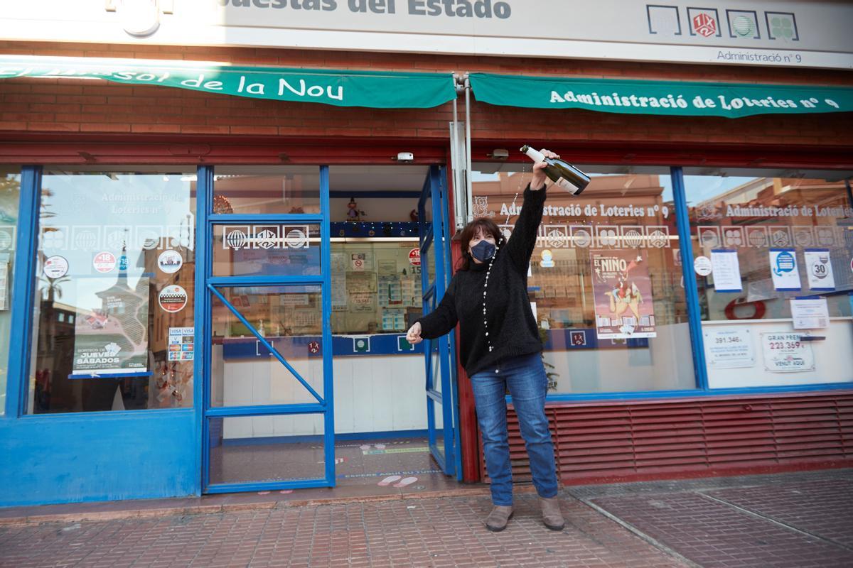 Celebraciones en la administración 9 de loterías del Mercat Centre de Cornellà de Llobregat tras repartir parte del número 44.469, segundo premio en el sorteo extraordinario del Niño.