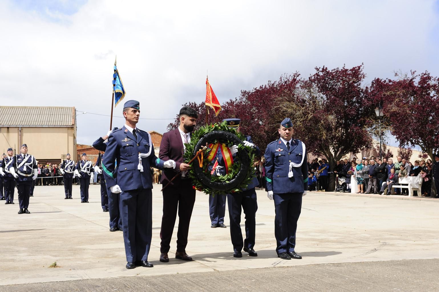 Izado de bandera en Burganes de Valverde